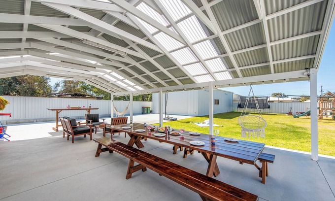Lancelin House | Coastal Vibe at Captain's Retreat - Rated 10/10 by Guests
