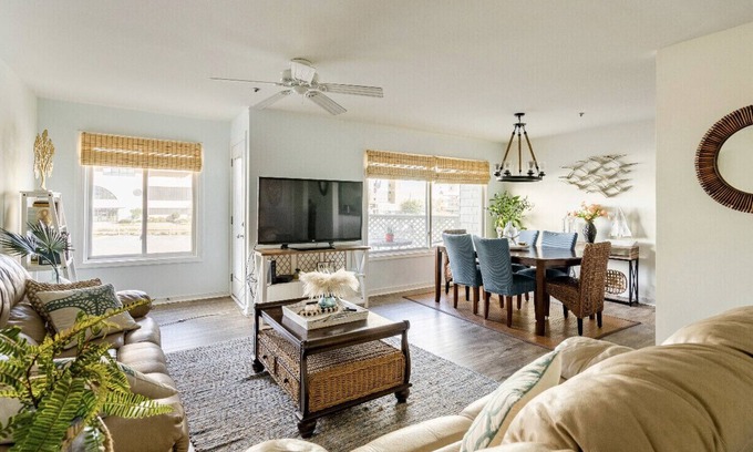 Northeast Virginia Beach House | Inviting Captain’s Quarters Beach Condo Near Rudee Inlet