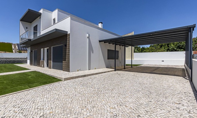 Cadaval House | Inviting 4-Bed House with Pool in Cadaval, Lisbon