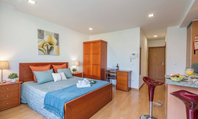 Paranhos Apartment | Inviting Flat with Terrace & Spa | Pet Friendly Stay