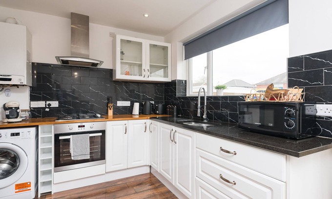 Beverley House | Inviting Beverley 3-Bed House with Private Parking & Breakfast