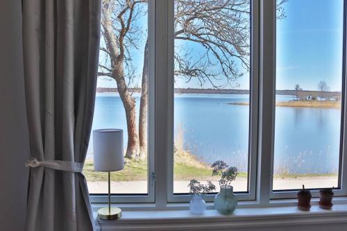 Osthammar Apartment | Captivating Harbor View Suite