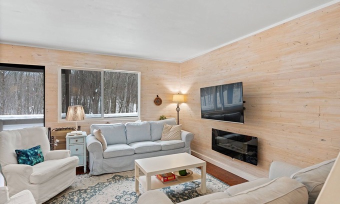 Harbor Springs Condo | Idyllic Hideaway Valley Condo #9 with Refreshing Pool