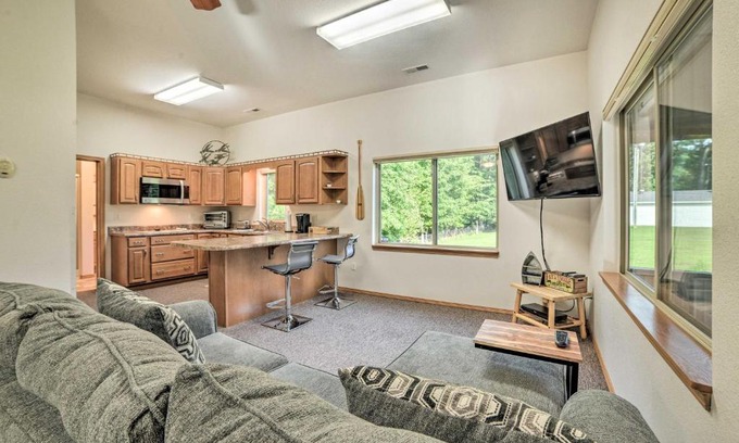 Kuttawa House | Inviting Kuttawa Retreat with Outdoor Dining for Families