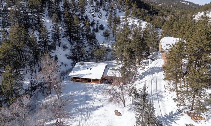 Lyons Cabin | Enchanting Log Cabin Near Estes Park & RMNP with Spa