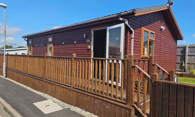 Bridlington Cabin | Inviting 2-Bed Cabin with Kitchen in Bridlington