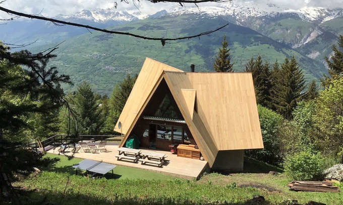 Arc-1600 Ski Chalet | Chalet Pointu de Capucine: Ski-In, Ocean View & Family Friendly