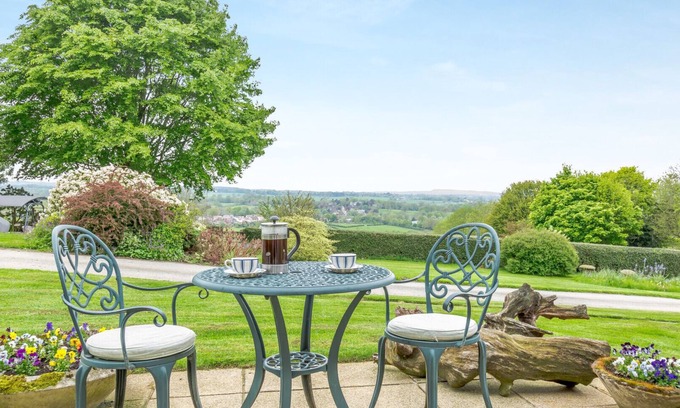 Holymoorside House | Cozy Cara: One Bedroom House with Kitchen for Two Guests