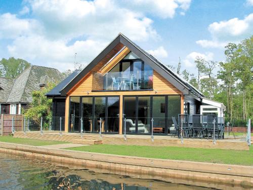 Wroxham House | Caracol - Cccf: 4-Star Retreat with Hot Tub & Pet-Friendly Stay