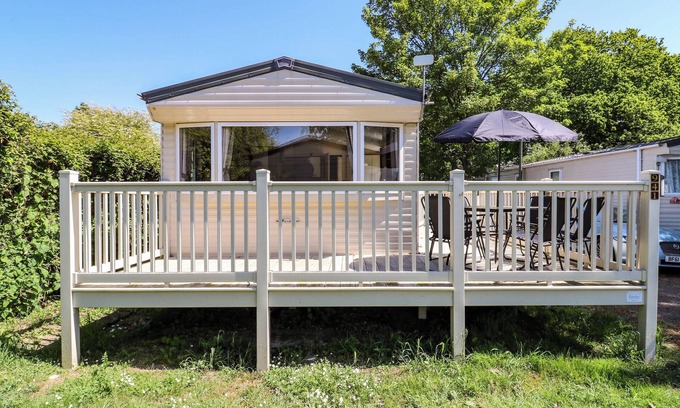 Clacton-on-Sea Cottage | CARAVAN 941, pet friendly, country holiday cottage in Clacton-On-Sea