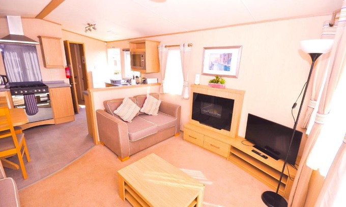 Camber Resort | Inviting Caravan by Camber Sands: Breakfast & Family Friendly