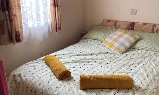 Camber Cabin | Caravan - Sleeps 8 - Pets Ok - Parking - Patio