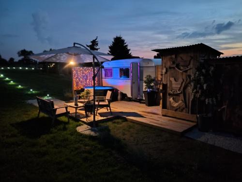 Lapalisse Other | Relaxing Caravane Seventies with Hot Tub & Spa Amenities