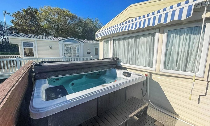 Skegness Cabin | CaravanSleeps4-HotTub-Coastal-Parking-QuietRetreat