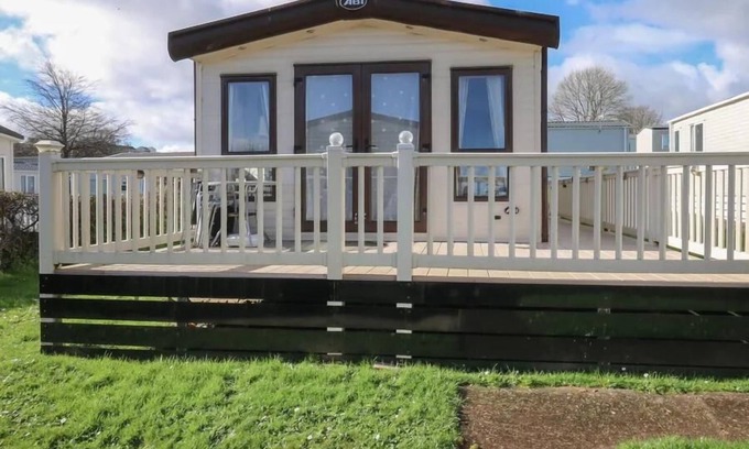 Paignton Cabin | Inviting 2-Bed Lodge with Kitchen in Devon Bay