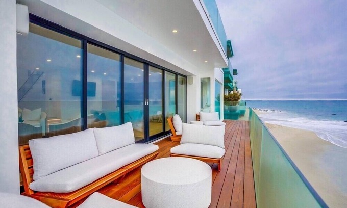 Eastern Malibu House | Unforgettable Stay at Carbon Beach, Malibu – Pet Friendly & Oceanfront
