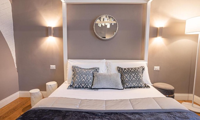 Repubblica Bed & Breakfast | Indulge in Cardilli Rooms: Pet-Friendly with Breakfast & Hot Tub