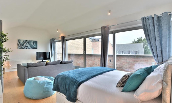 Lincoln House | Explore Cardinals House: 4-Star Comfort for Families