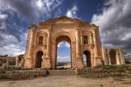Jerash House | Discover CardoStudio: Pet-Friendly Retreat with Hot Tub