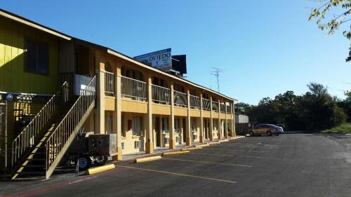 Flatonia Hotel | Inviting Stay at Carefree Inn Flatonia with Pool Access