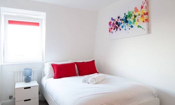 Burton on Trent Apartment | Modern 2-Bed Apartment with Kitchen & Breakfast Included