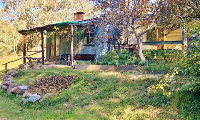Hill End Cottage | Pet-Friendly Carla's Cottage with Breakfast & Kitchen Access