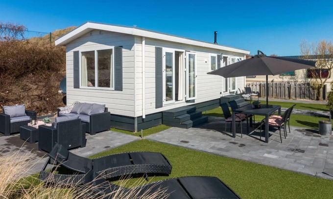 IJmuiden Ski Chalet | Elevate Your Stay at Carlene Chalet with Oceanfront Bliss