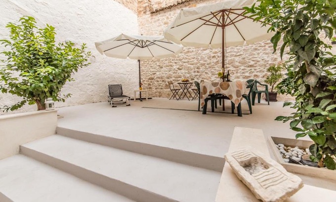 Comiso Bed & Breakfast | Inviting Carlentini House B&B: Family-Friendly Comfort