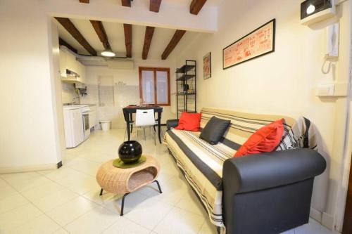 San Polo Apartment | Cozy Carlo's Studio: Family-Friendly Retreat in Venice
