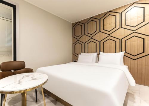 Bupyeong Hotel | Relaxing Retreat at Carlton Hotel Bupyeong with Hot Tub