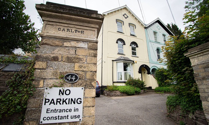 Newport Apartment | Discover Carlton House: Family-Friendly with Breakfast Included
