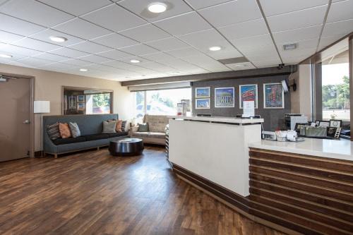 Archer Heights Hotel | Comfortable Carlton Inn Midway: Pet-Friendly & Accessible Stay
