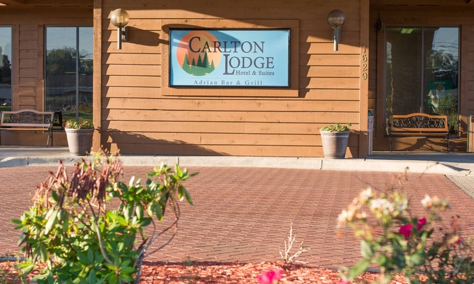 Adrian Hotel | Adrian's Carlton Lodge: Family-Friendly with Pool & Spa