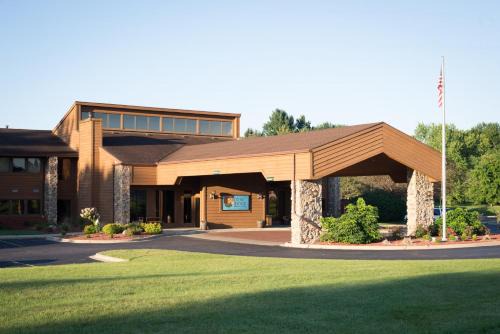 Adrian Hotel | Discover The Carlton Lodge: Oceanfront Bliss Awaits You