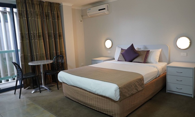Carlton South Hotel | Cozy Carlton Lygon Lodge - Relaxing Room with Spa Access