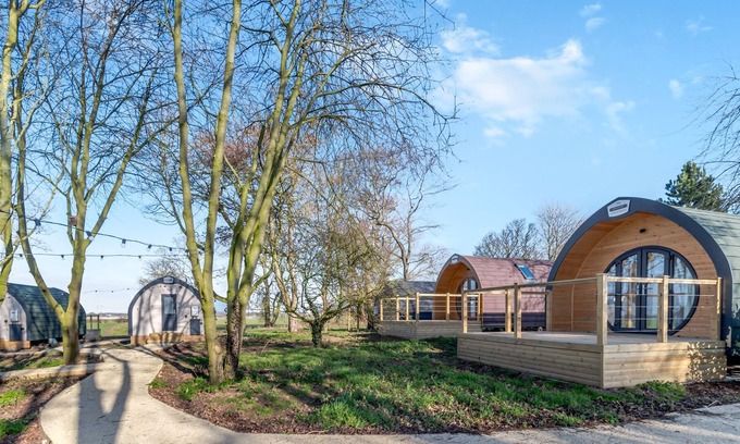 Mappleton Cottage | Family-Friendly Carlton Manor Pod 1 with Garden Retreat