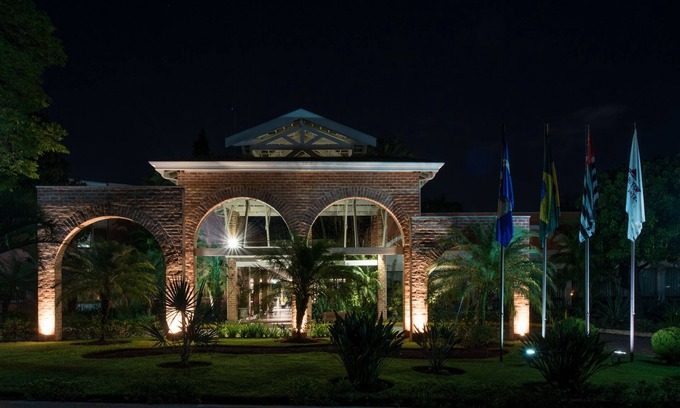Limeira Hotel | Discover Carlton Suítes Limeira: Pool, Spa & Family Fun