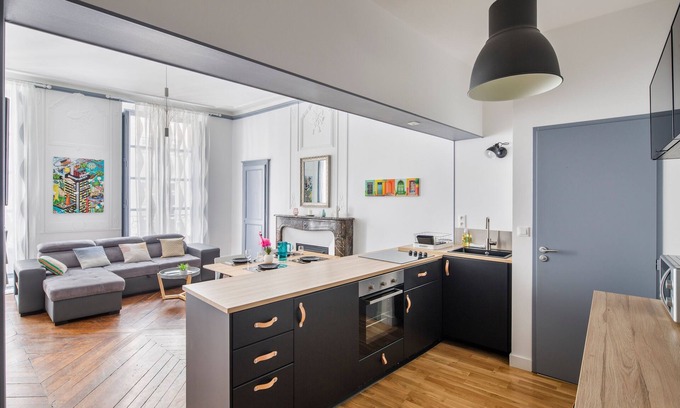 Decre-Cathedrale Apartment | Elegant Carmen T2: Steps from Château and Cathedral