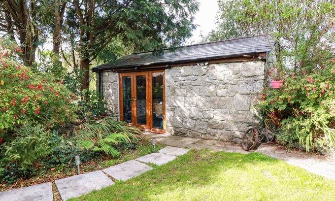 Luxulyan Cottage | Pet-Friendly Carminow Barn: Cozy Holiday Cottage Retreat
