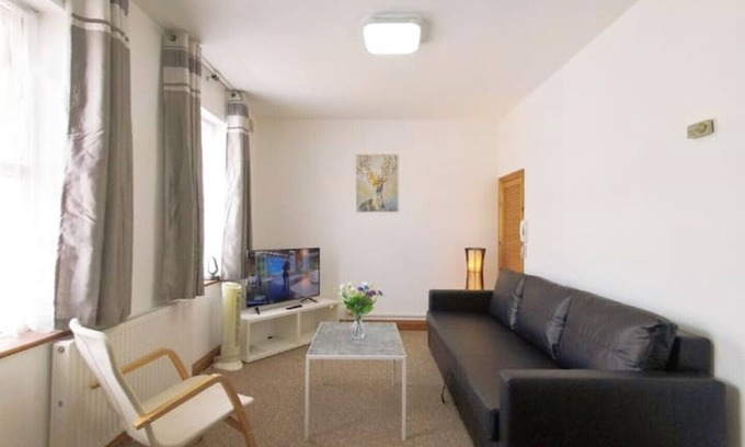 Wembley Central Apartment | Cozy Carnation Flat A: Family-Friendly with Breakfast Included