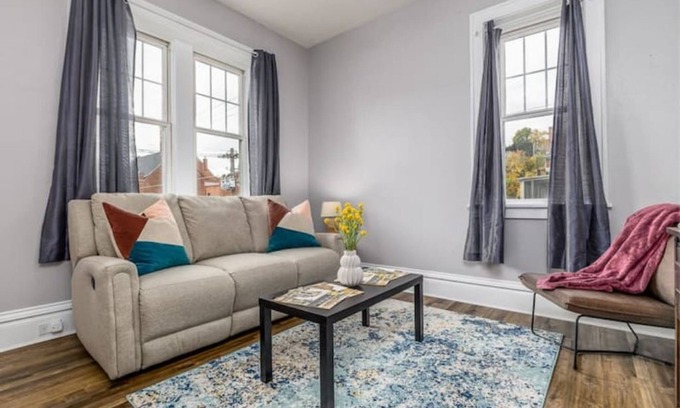 Dubuque Apartment | Comfortable Carnegie Corner: 1 BR Apt with Kitchen & Breakfast