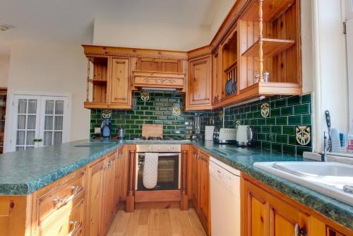 Swinton Apartment | Elegant 3-Bedroom Shakespeare Apartment at Carnegie Library