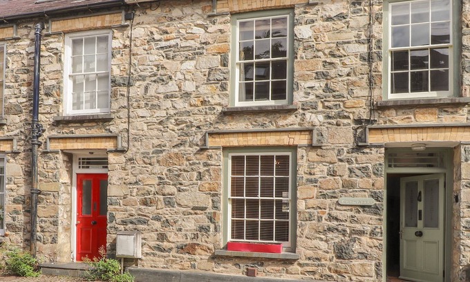 Newport Cottage | Discover CARNORFA: Pet-Friendly Retreat with Garden Views