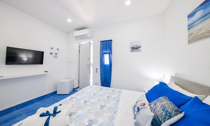Ischia Porto Bed & Breakfast | Discover Carolina Rooms in the Heart of Ischia!