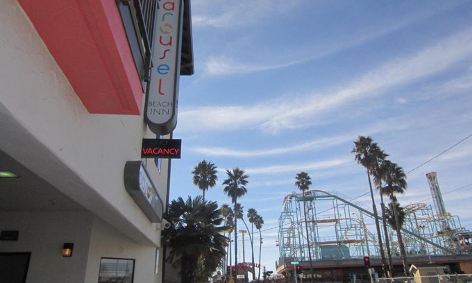 Westside Santa Cruz Hotel | Experience Family-Friendly Comfort at Carousel Beach Inn