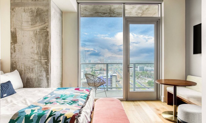 Travis Heights Condo | Discover Carousel by AvantStay: New Condo with Great Amenities