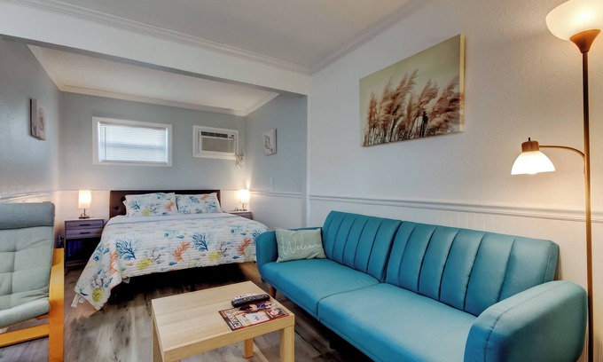 Sunset Reef House | Budget-Friendly Carousel Motel: Beachfront Studio Escape