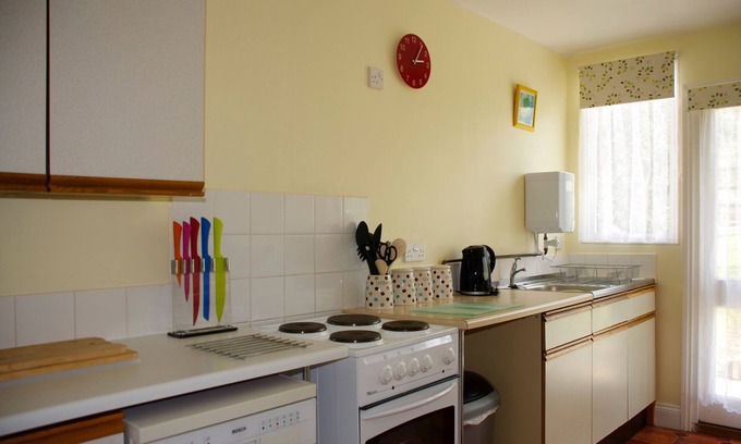 Cullompton Cottage | Relax at Carp Lodge with Scenic Home Lake Views