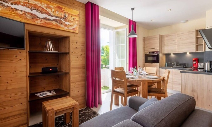 Annecy Old Town Apartment | Unforgettable CARPATES Lodge with Lake Views & Spa in Annecy