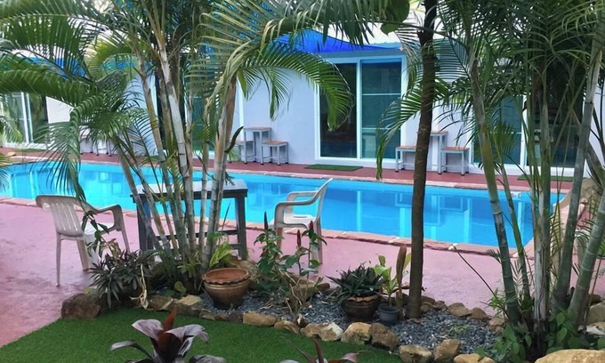 Bai Lan Hotel | Cozy Carpe Diem Guest House: Family-Friendly Retreat